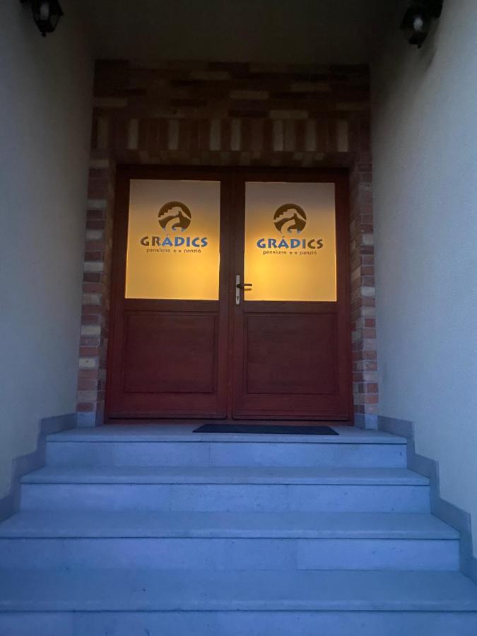 Grádics Panzió Siculeni Exterior foto